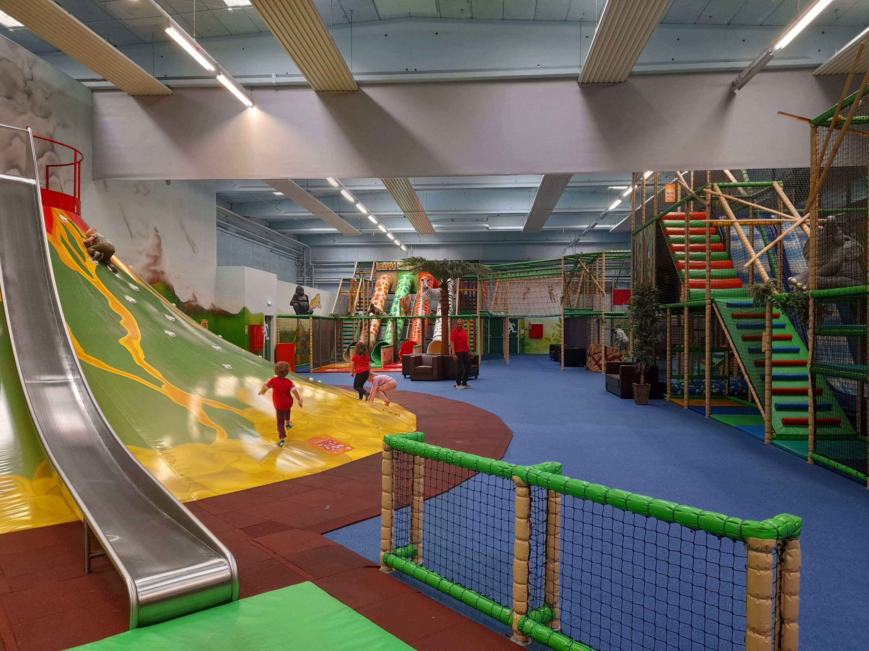 Gulvbelægning i Leos legeland udført af Tæppeladen Assens